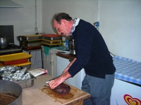 Claudio alle prese con il brasato - Click per ingrandire